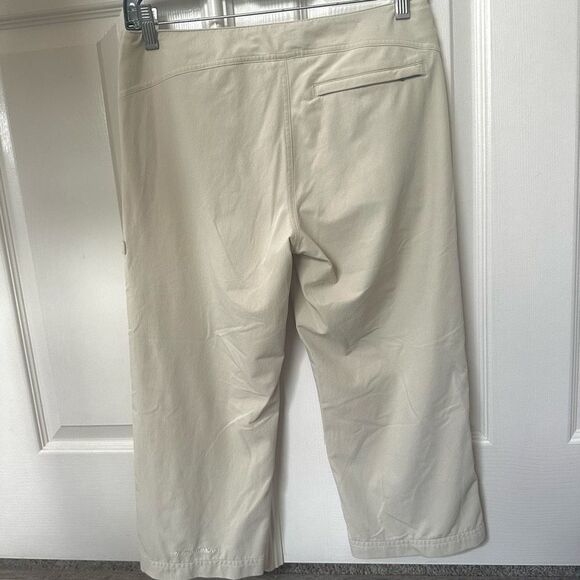 Under Armour khaki performance cropped pants - Picture 2 of 10